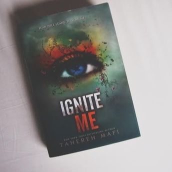 Ignite Me (Shatter Me #3) by Tahereh Mafi